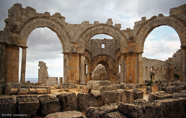 Az oszlop köré épült templom és zarándokhely romjai Szíriában. Az oszlop maradványai középen, egy nagy kő alatt láthatók