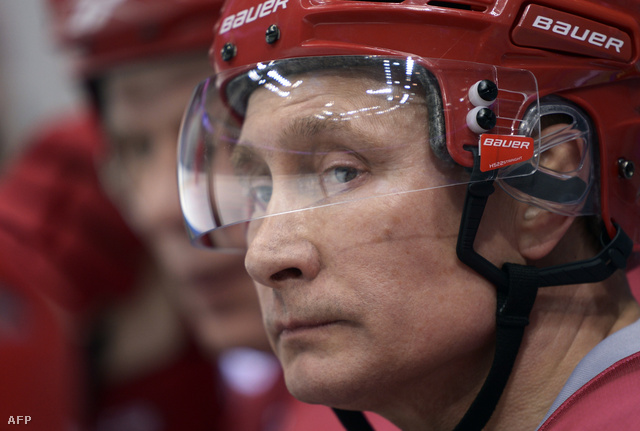 Vlagyimir Putyin védőfelszerelésben jégkorongozik január 4-én, Szocsiban