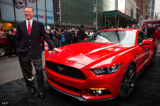 Alan Mulally pózol a Mustang 50 éves évfordulójára készülő 2015-ös Forddal