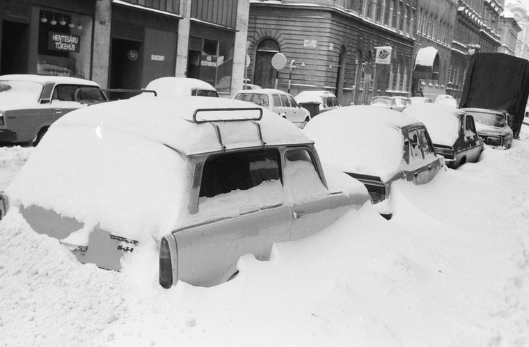 Számos autó ragadt a hó fogságában.