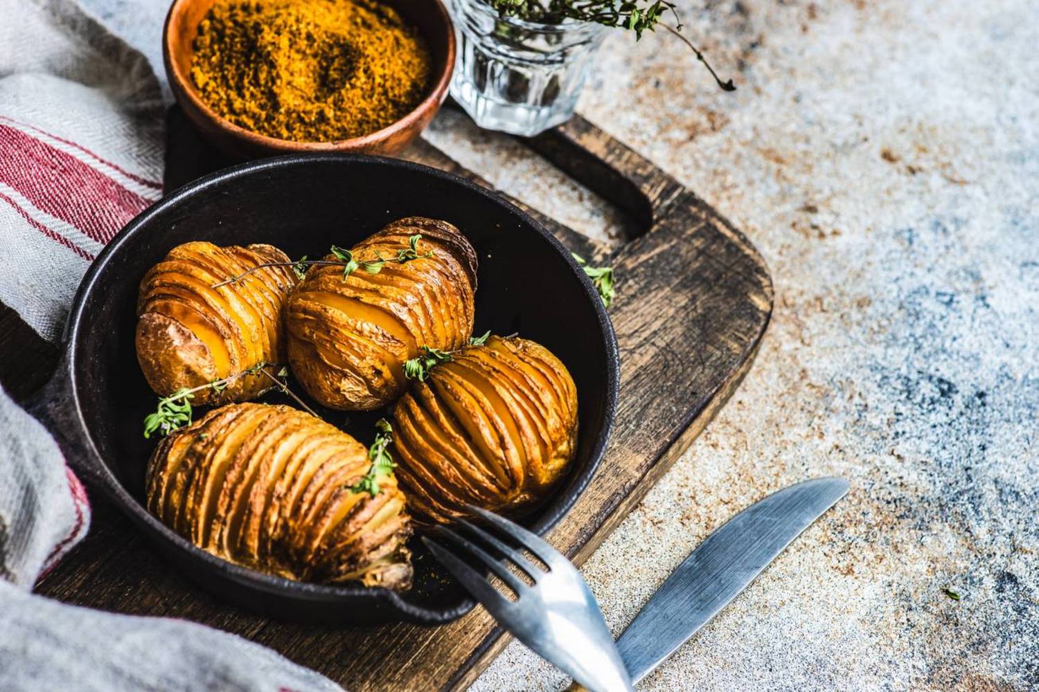 A Hasselback-krumpli lelke a sokféle fűszer, amely sütés közben átjárja a bevagdosott burgonyát. Egyszerű, mégis ünnepi fogás.