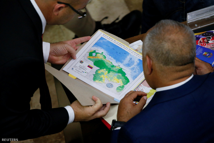 A Nemzetgyűlés tagjai egy rendkívüli ülésen nézik a térképet Caracasban 2023. december 6-án