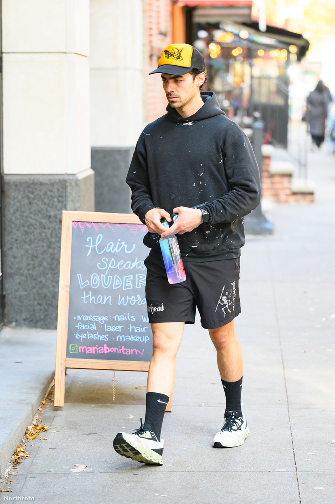 Szintén izmos lábakat villantott Joe Jonas, akit edzőterembe menet fotóztak le a paparazzók New Yorkban