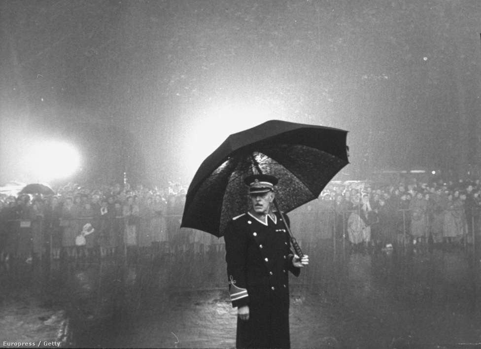 Stand the rain перевод. Umbrella 1930s. Monsoon Винтаж. Monsoon Винтаж 1970. Raining Vintage.