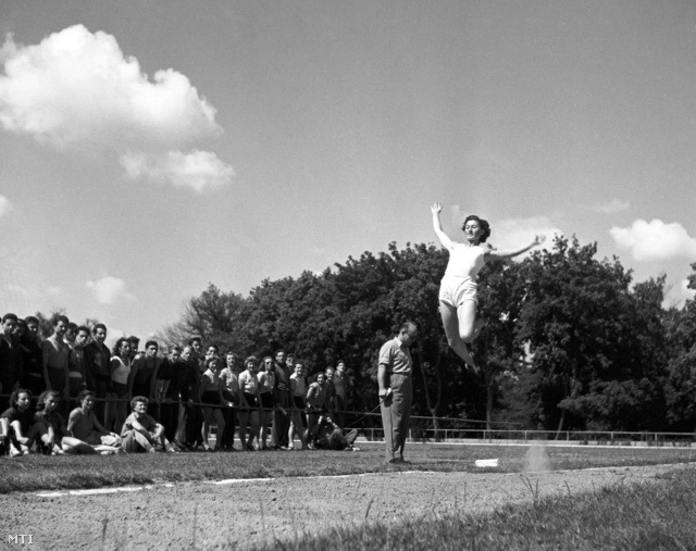 Gyarmati Olga távolugró olimpiai bajnok edzése a tatai edzőtáborban, 1951-ben
