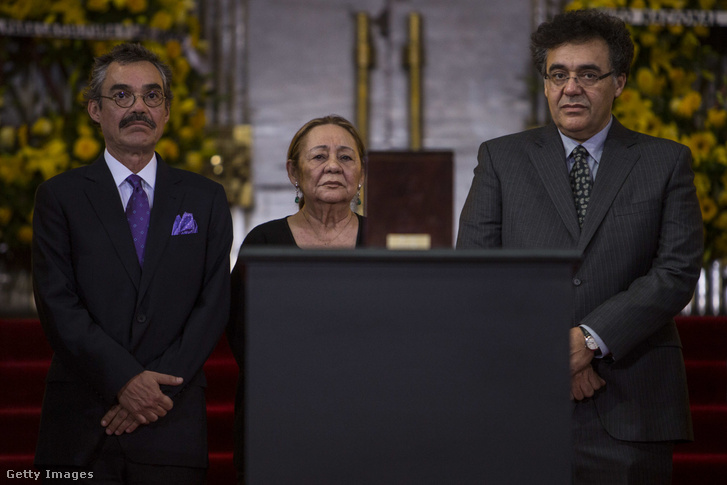 Gabriel García Márquez búcsúztatóján fiai, Gonzalo (b) és Rodrigo (j), valamint felesége, Mercedes (k) 2014. április 21-én
