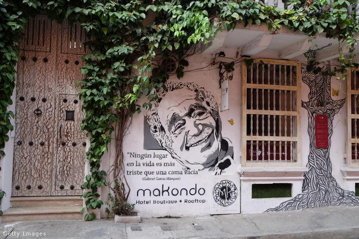 Gabriel Garcia Marquez portréja egy butikhotel előtti falfestményen Kolumbiában, Cartagenában, és egyik idézete: „Az életben nincs szomorúbb hely, mint egy üres ágy”