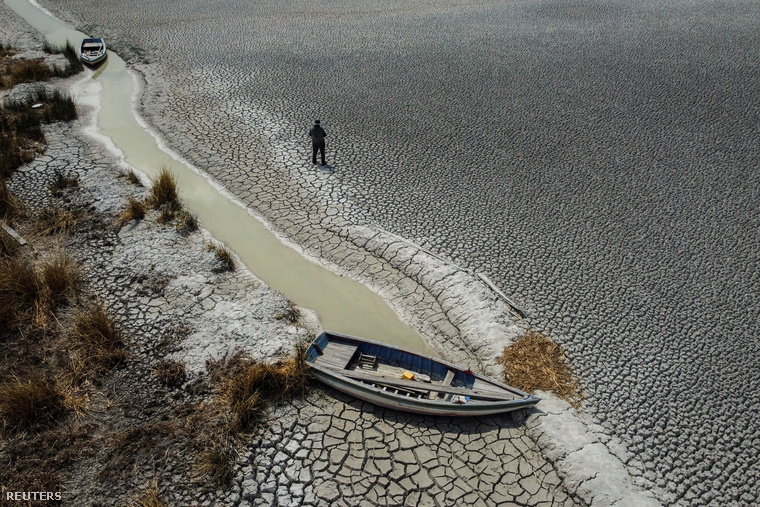 Manuel Flores egy száraz szigeten sétál 
                        a Titicaca-tó medrében Bolíviában 2023