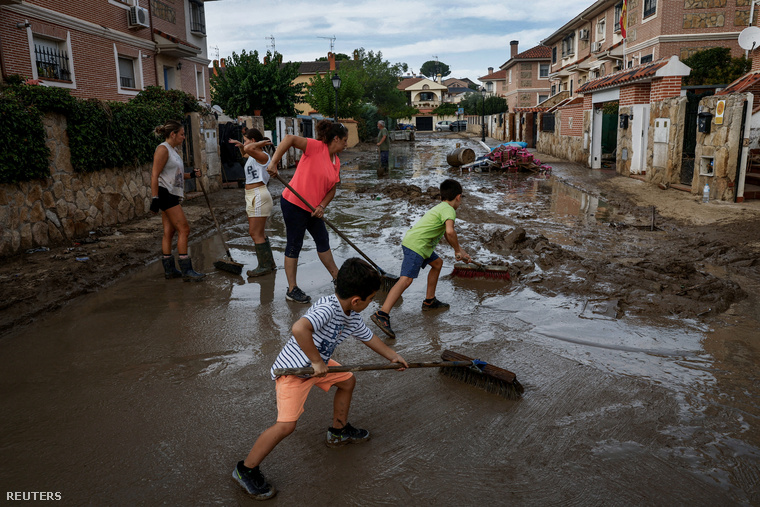 Carmen Palomino és fiai sarat söpörnek a heves esőzések után Spanyolországban 2023