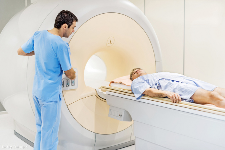 Férfi MRI-vizsgálaton. (Fotó: skynesher / Getty Images Hungary)