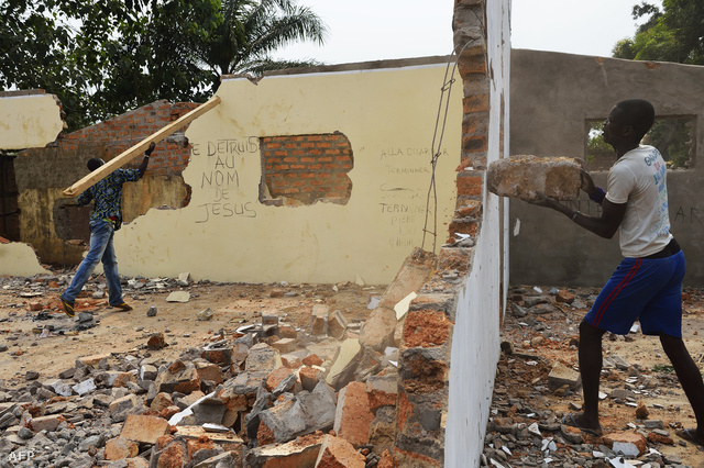 Keresztények egy mecsetet rombolnak le Banguiban