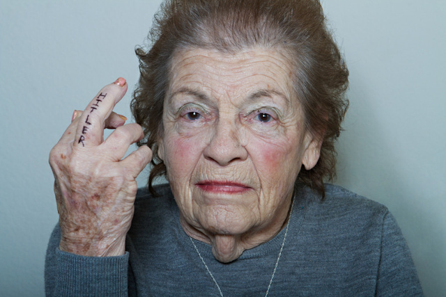 "Nem a sorszámom vagyok" - ez a szöveg áll a lágereket megjárt idős asszony képe alatt.