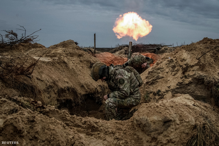 Az ukrán Nemzeti Gárda első elnöki dandárjának, a Burevij (Hurrikán) nevű dandárnak ukrán katonái aknavetőt lőnek egy gyakorlaton Oroszország Ukrajna elleni támadása közepette Kijev régióban, Ukrajnában 2023. november 8-án