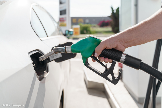 A benzinár most kedvezőbb lett, januártól viszont jobban zsebbe kell majd nyúlni a tankolásnál
