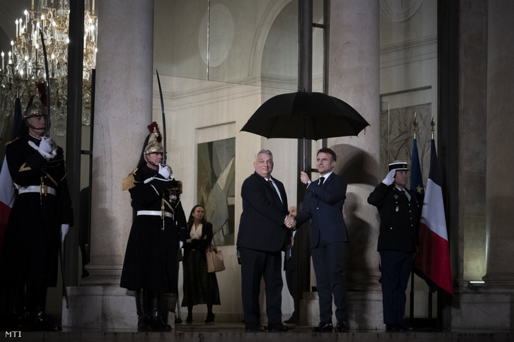 Emmanuel Macron francia elnök (j) fogadja Orbán Viktor miniszterelnököt párizsi munkavacsorájuk előtt az Elysée-palotában 2023. december 7-én
