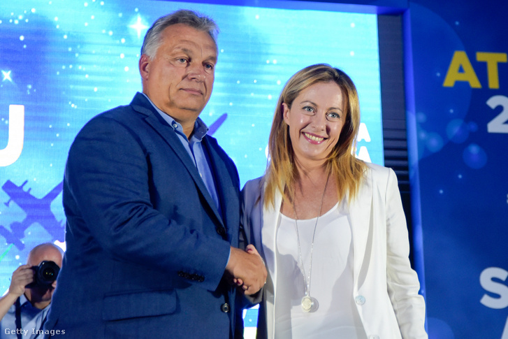 Giorgia Meloni köszönti Orbán Viktor magyar miniszterelnököt, aki a Fratelli d’Italia jobboldali politikai párt éves találkozóján, az Atreju 2019-en Rómában mondott beszédet