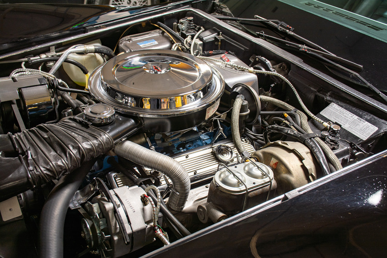 A 350 köbhüvelykes, 5,7 literes, karburátoros V8-as szívómotor 185 lóerős.