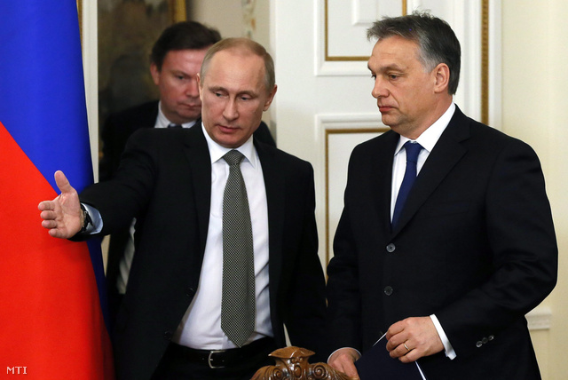 Vlagyimir Putyin orosz államfő (b) fogadja a hivatalos moszkvai munkalátogatáson tartózkodó Orbán Viktor magyar miniszterelnököt a Moszkva környéki novo-ogarjovói rezidenciáján