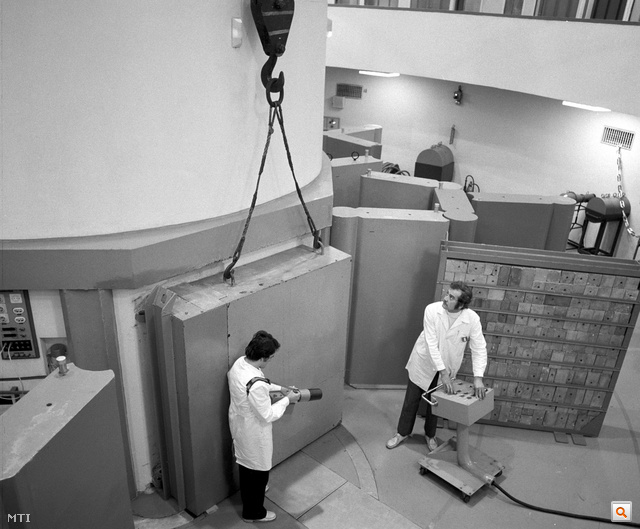 Paks, 1976. február 4. A Budapesti Műszaki Egyetem Tanreaktorának munkatársai a különféle betonfajták sugárvédő tulajdonságait ellenőrzik, hogy kiválasszák a reaktortömb építésére alkalmas típust.A Paksi Atomerőmű építéséről szóló nagyképért kattintson a fotóra!