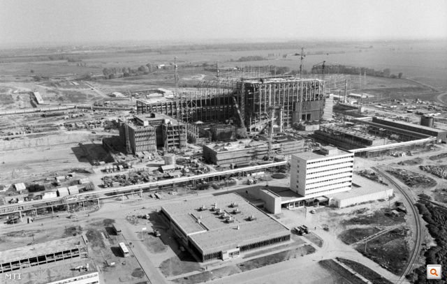 1979. október. A paksi erőmű területét úgy alakították ki, hogy lehetőség legyen az erőmű bővítésére. Nemcsak a már ekkor tervben lévő, később meg is valósított III-as és IV-es reaktornak volt helye, de az azóta is csupán tervben lévő két újabb reaktornak is.