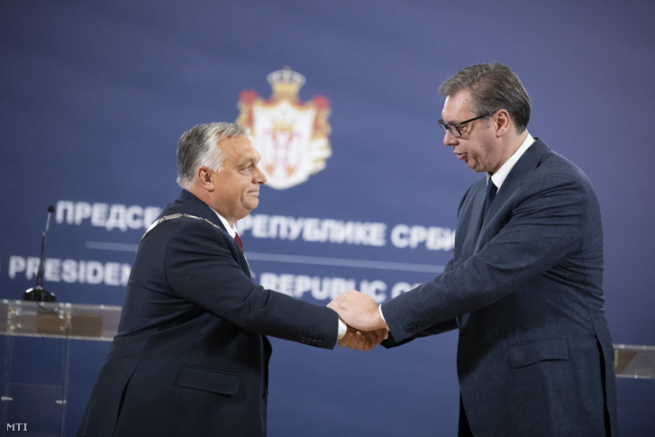Alekszandar Vucsics szerb elnök (j) átadja a Szerb Köztársaság Érdemrendje kitüntetést Orbán Viktor kormányfőnek a belgrádi elnöki hivatalban 2022. szeptember 16-án