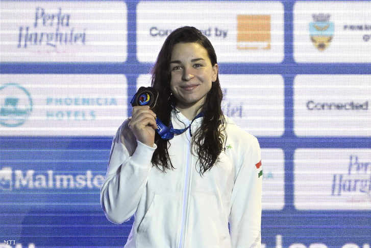 A harmadik helyezett Késely Ajna a női 800 méteres gyorsúszás eredményhirdetésén a rövidpályás úszó Európa-bajnokságon a romániai Otopeniben 2023. december 6-án