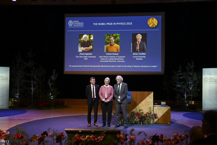 Krausz Ferenc, Anne L’Huillier és Pierre Agostini Nobel-díjas fizikusok (b-j) előadásuk után a Svéd Királyi Tudományos Akadémián Stockholmban 2023. december 8-án