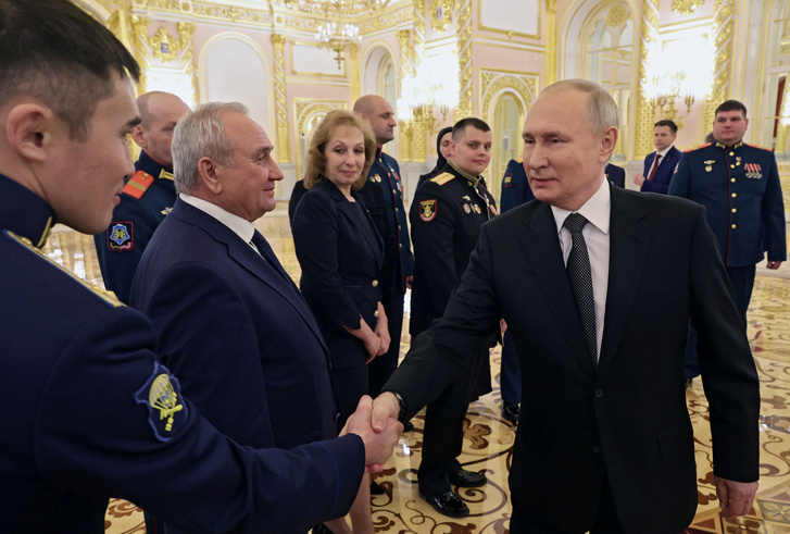 Vlagyimir Putyin orosz elnök a haza hőseinek napja előestéjén az Aranycsillag-érmek átadására szolgáló ünnepségen az Oroszország hőse címet viselő és az ország ukrajnai katonai hadjáratában részt vevő szolgálatosoknak tartott rendezvényen a Kreml Szent György-termében 2023. december 8-án