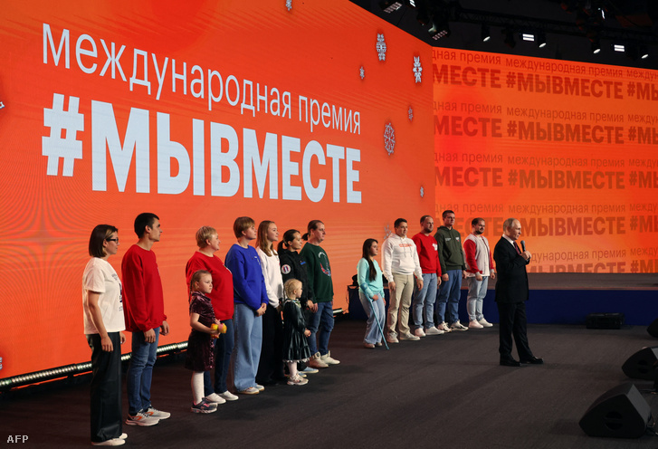 Vlagyimir Putyin orosz elnök beszédet tart egy moszkvai önkéntesfórumon 2023. december 4-én