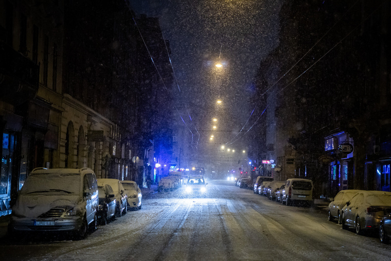 A szerdai dunántúli hóhelyzet után csütörtökre virradóra rég nem látott havazás kezdődött Budapesten is