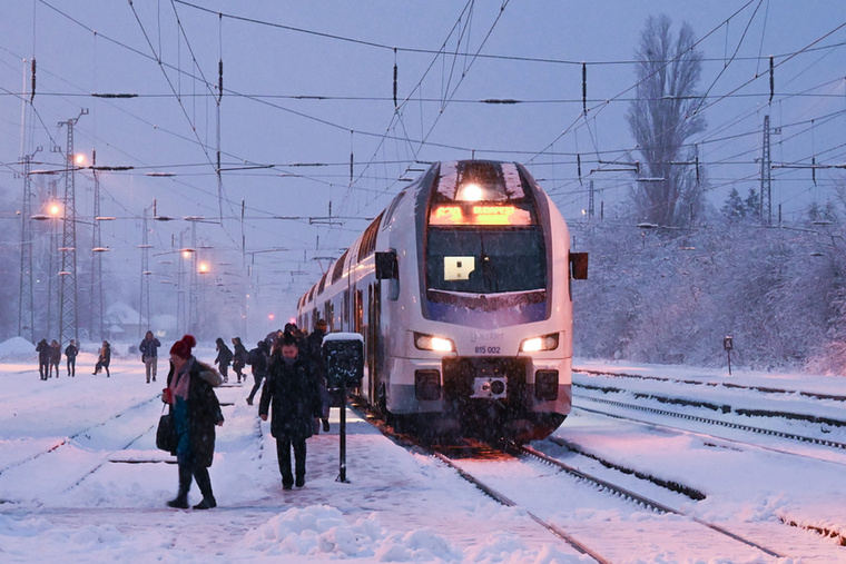 Stadler KISS, azaz "komfortos, innovatív, vágtázni képes elővárosi vonat" érkezik Rákospalota-Újpest vasútállomásra.