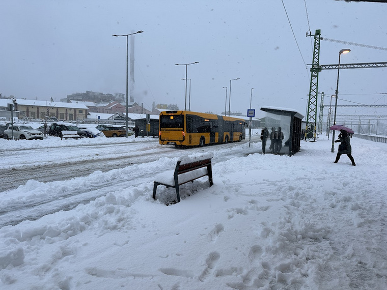 Vadonatúj Credo Econell 18 Next autóbusz érkezik a friss hóval befedett vasútállomásra.