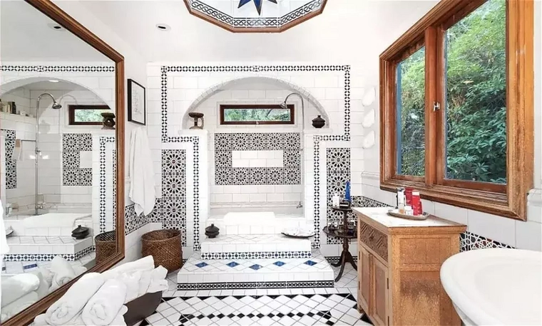A fürdőszoba túlsó végén egy tágas zuhanyzóban tisztálkodhatnak meg a lakók.