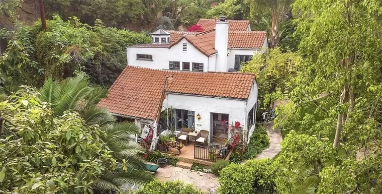 Az 1920-as évekbeli, spanyol stílusú házat Dylan Sprouse akciós áron, 18 millió dollárért, mai árfolyamon 6 milliárd 377 millió forintért vásárolta.