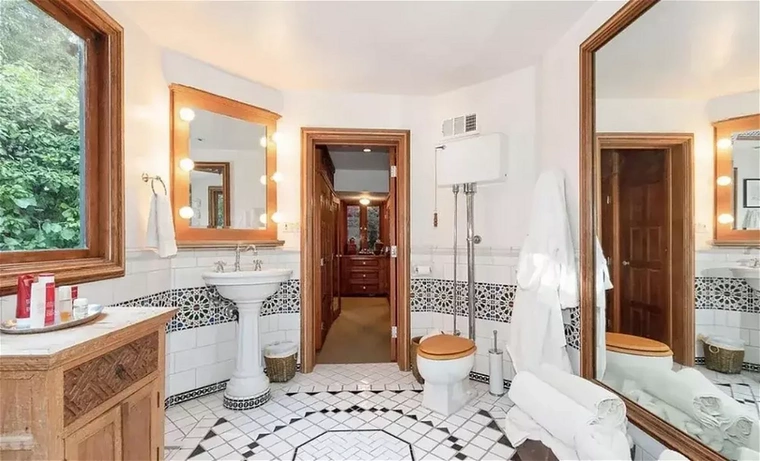 A fürdőszoba szintén tágas, egy óriási tükör is helyet kapott benne.