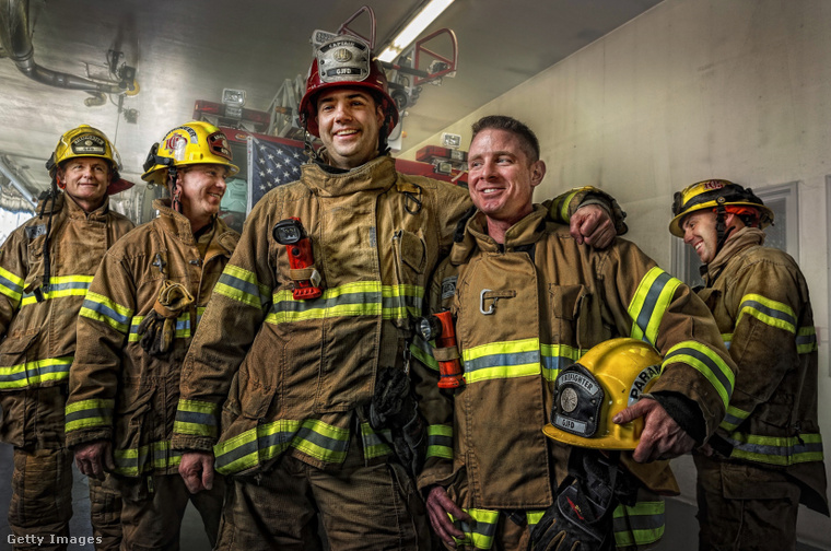 Ötezer tűzoltó vett részt a kutatásban. (Fotó: Ken Redding / Getty Images Hungary)