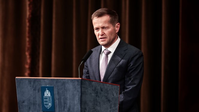 Különleges módon békül Krausz Ferenc és a kormány