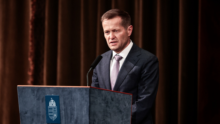 Különleges módon békül Krausz Ferenc és a kormány