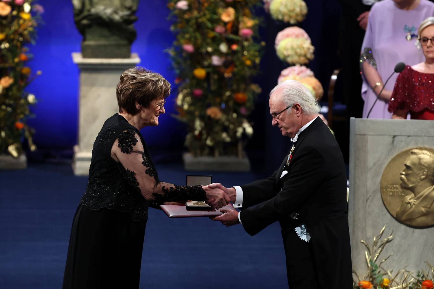 Karikó Katalin átveszi a Nobel-díjat.