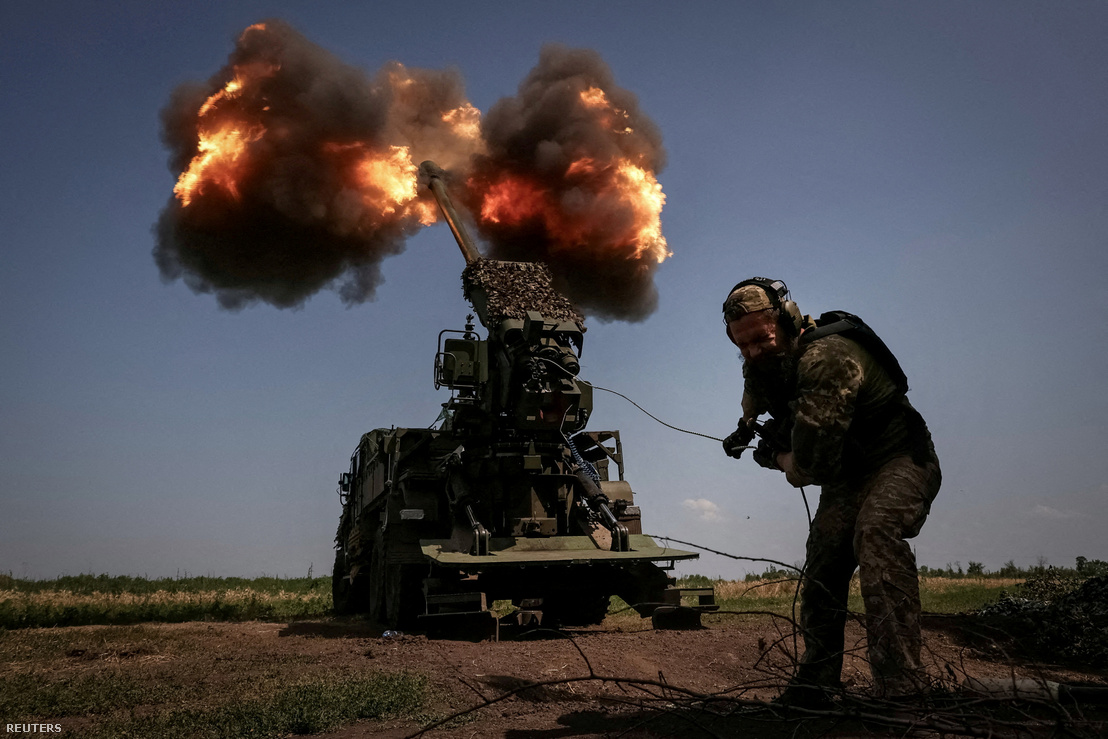 Ukrán katona lő orosz csapatokra Donyeck régióban 2023. július 5-én