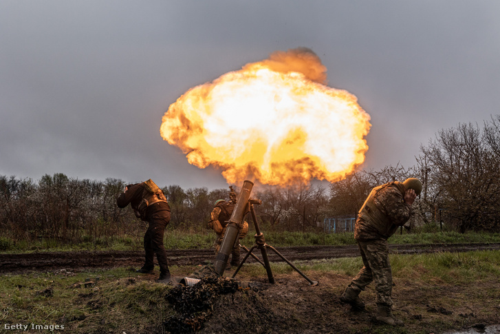 Ukrán katonák aknavetőt lőnek ki orosz csapatokra Bahmutnál 2023. április 20-án