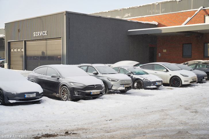 Járművek egy Tesla szerviz parkolójában a svédországi Segeltorpban 2023. december 5-én