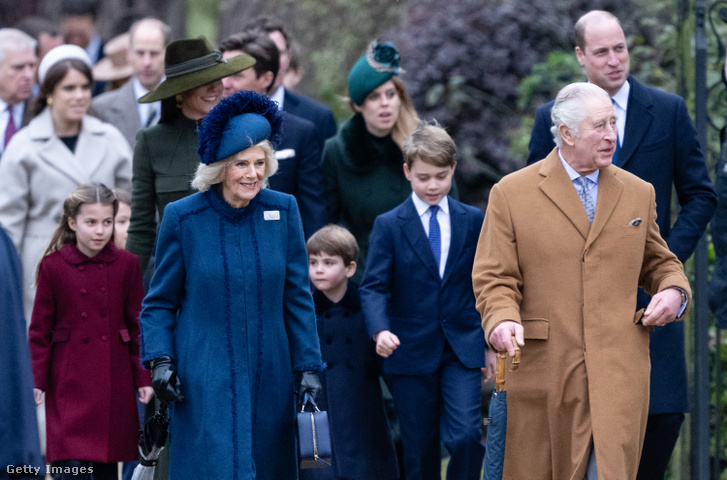 Balról jobbra: Sarolta hercegnő, Katalin hercegné, Kamilla királyné, Lajos herceg, György herceg, III. Károly és Vilmos herceg istentiszteletre menet még 2022-ben. Mögöttük Beatrix és Eugénia hercegnő