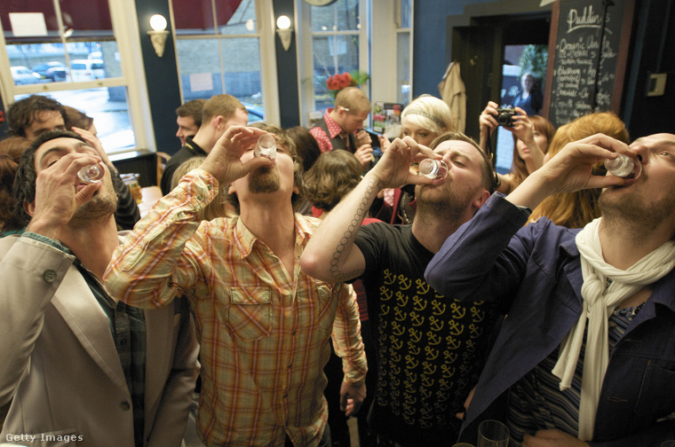 Alkoholizáló felnőttek. (Fotó: John Rensten / Getty Images Hungary)