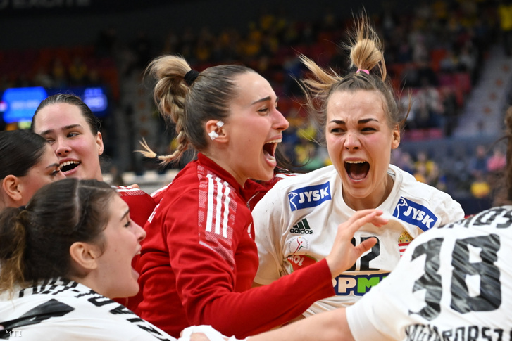 Márton Gréta (piros felsőben) és Pásztor Noémi, a magyar csapat tagjai ünnepelnek, miután csapatuk 23–22-re győzött az olimpiai kvalifikációs női kézilabda-világbajnokság középdöntőjének harmadik fordulójában játszott Magyarország–Horvátország mérkőzésen