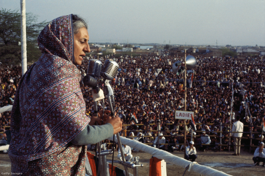 Indira Gandhi India miniszterelnöke beszédet mond a Vörös Erődben a választások előestéjén összegyűlt nyilvános ülésen 1971. március 3-án