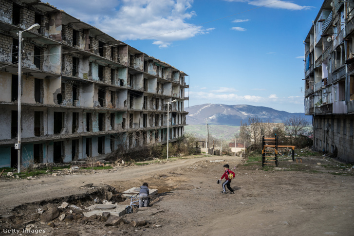 Fiúk játszanak az utcán egy, a háború által több mint húsz évvel korábban lerombolt épület mellett, 2015. április 18-án Shushi Hegyi-Karabahban