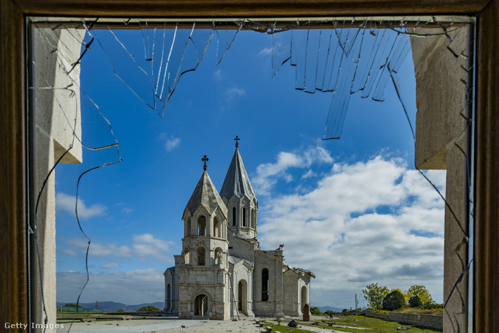 Kilátás a Shushi katedrálishoz közeli épület betört ablakából