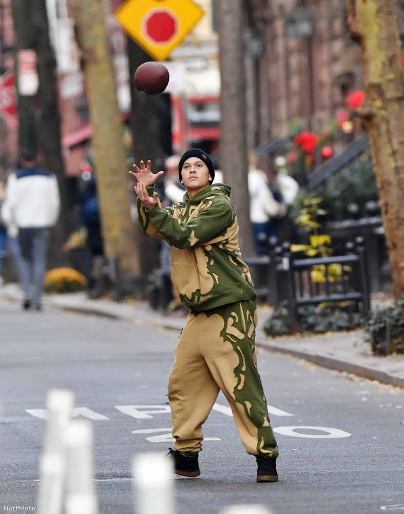 Reese Witherspoon fiát, a jelenleg a New York Egyetemen tanuló 20 éves Deacon Phillippe-t a Nagy Almában kapták lencsevégre, amint amerikai futballt játszott a barátaival West Village utcáin