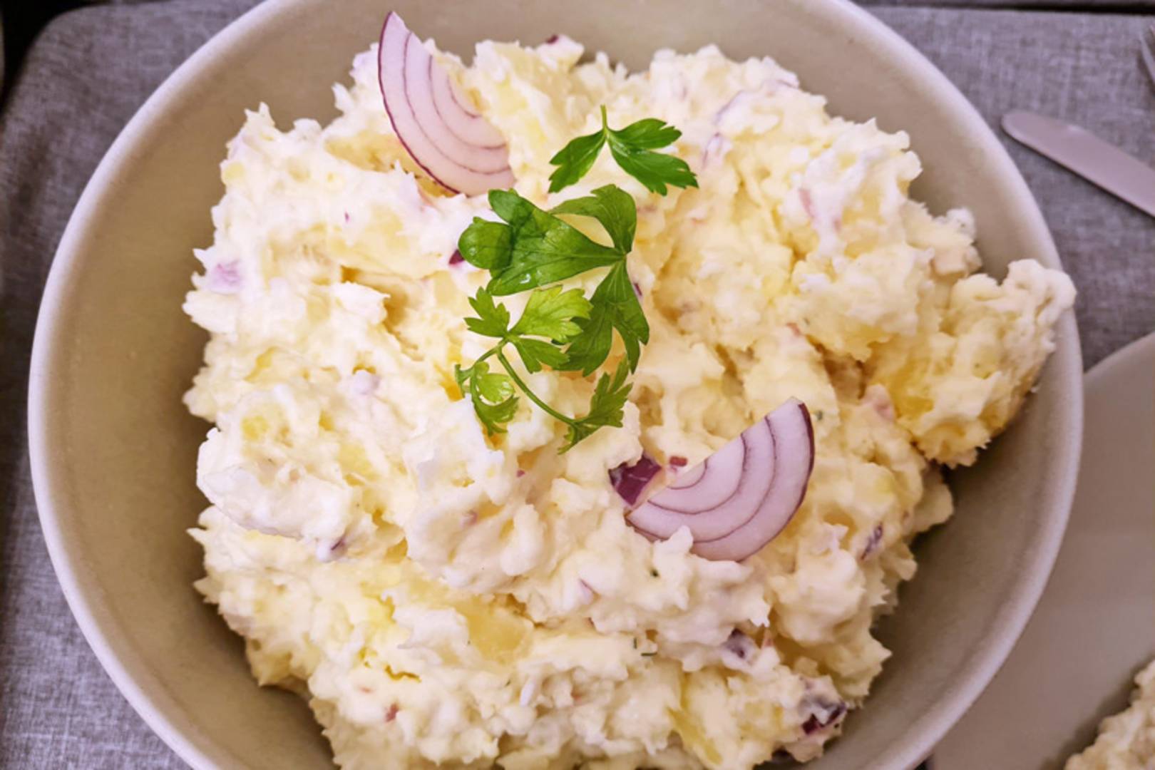 lila-hagymas-krumplisalata